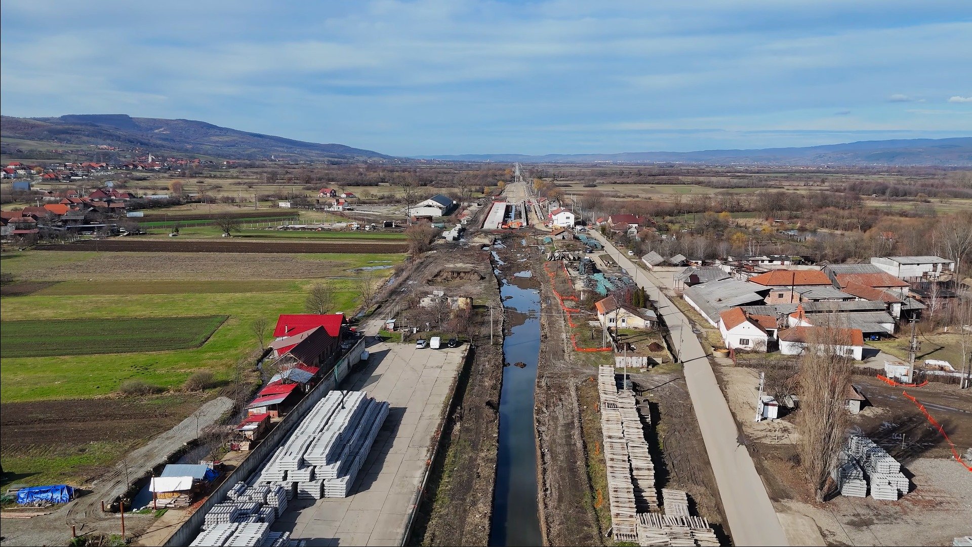 Șantierul tronsonului Poieni-Aleșd al Magistralei Cluj-Oradea, în impas total: imagini spectaculoase de pe drone contrastează cu realitatea birocratică Nimic nu mai sugerează stagnare mai clar decât imagini aeriene surprinse recent în zona căii ferate a tronsonului Poieni-Aleșd, parte a magistralei feroviare Cluj-Napoca – Oradea