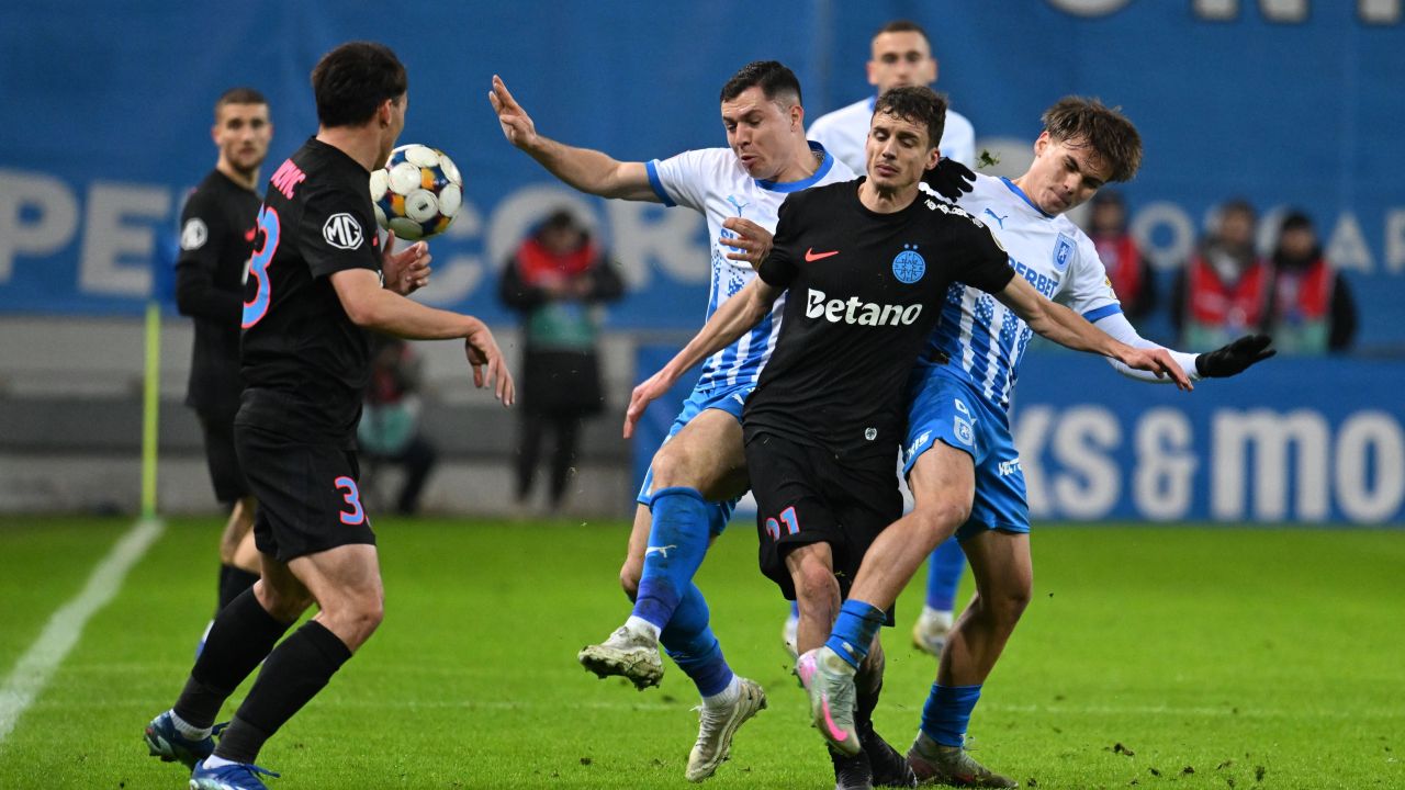 Duelul marilor rivali: Universitatea Craiova versus FCSB Universitatea Craiova și FCSB se pregătesc pentru un nou duel spectaculos, la doar trei zile după remiza electrizantă de 2-2 din Cupa României
