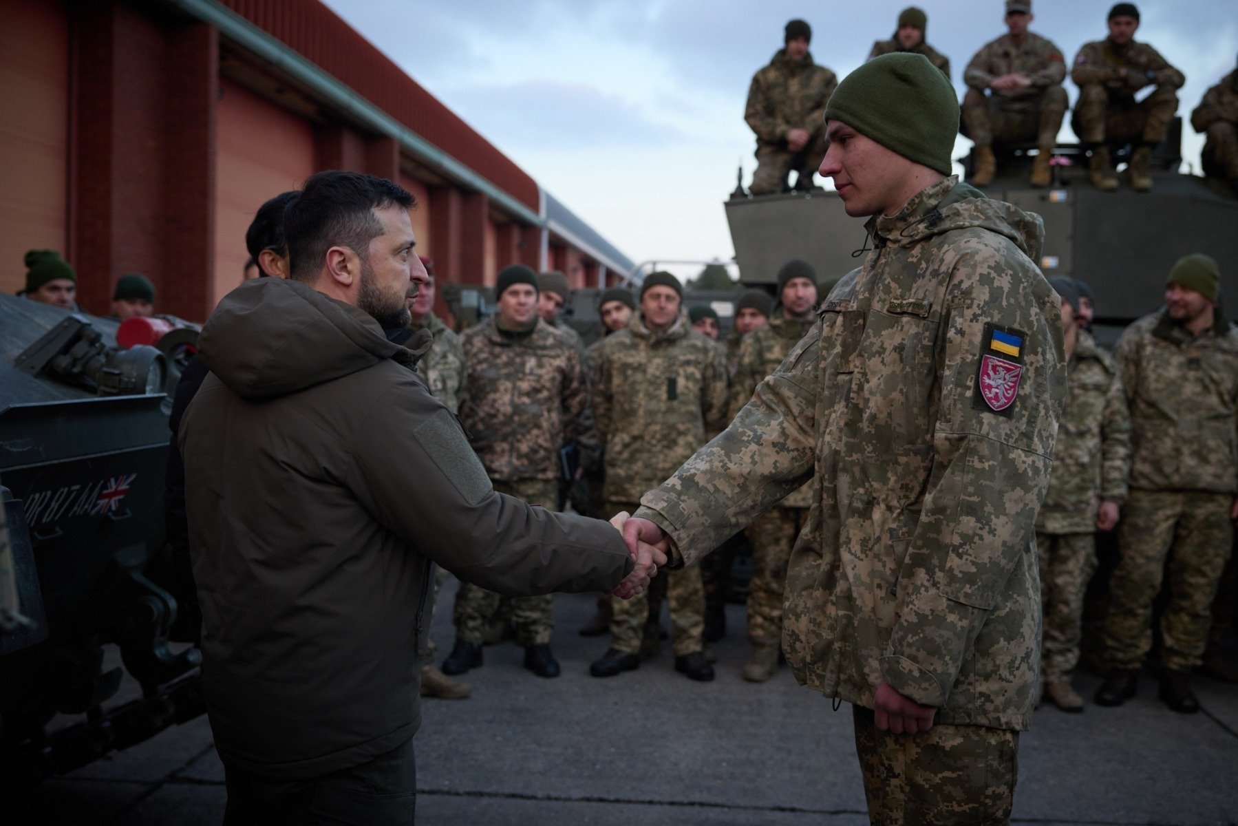 Regatul Unit intensifică sprijinul pentru Ucraina, anunțând un ajutor militar semnificativ destinat să consolideze rezistența țării împotriva atacurilor aeriene rusești