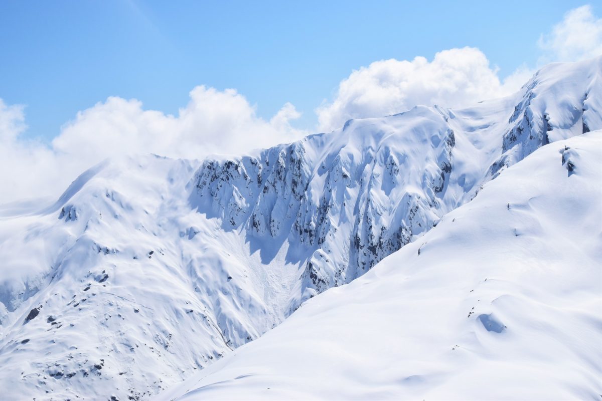 Pericol de avalanșe în Munții Făgăraș și Bucegi: Autoritățile trag un semnal de alarmă Riscul de avalanșe în zonele montane din România dispare de sub soare, dar condițiile meteo actuale mențin pericolul activ pentru iubitorii de drumeții și sporturi de iarnă