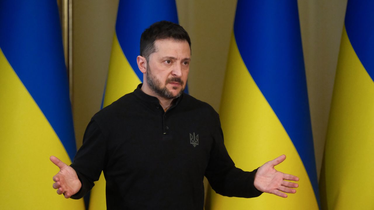 Zelenski protestează vehement după interdicția CIO Președintele Ucrainei, Volodimir Zelenski, a reacționat cu indignare după ce Comitetul Internațional Olimpic (CIO) a interzis sportivului ucrainean Vladislav Gheraskevici să poarte o cască omagială în memoria victimelor războiului, la Jocurile Olimpice de iarnă