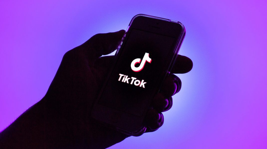 TikTok, platforma de social media preferată a generației tinere, nu doar că urmărește activitatea ta în interiorul aplicației, ci duce această supraveghere peste limitele platformei, colectând date sensibile chiar și atunci când utilizatorii nu o folosesc direct