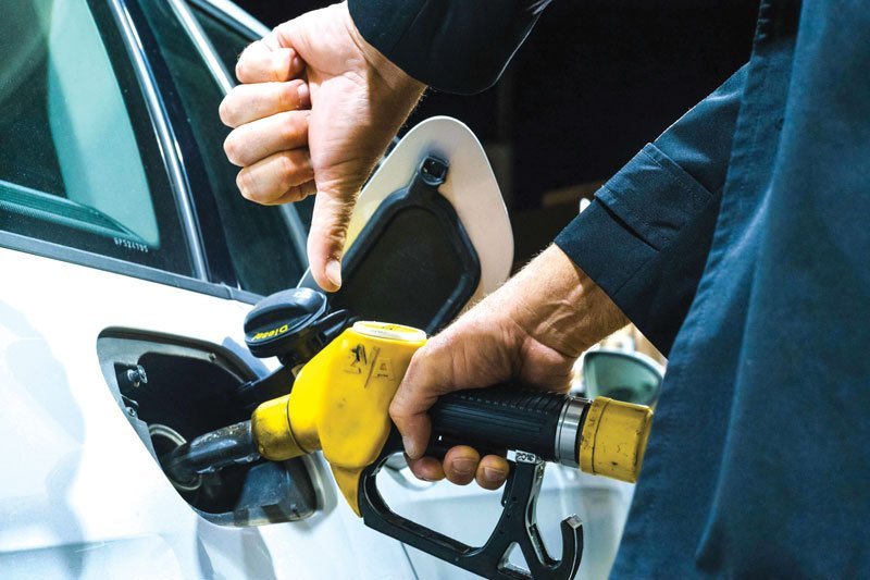 Creșterea bruscă a prețurilor carburanților în Europa, cauzată de escaladarea conflictului în Orientul Mijlociu, a stârnit furia dură a șoferilor și temeri privind posibilitatea unei explozii a costurilor de aprovizionare