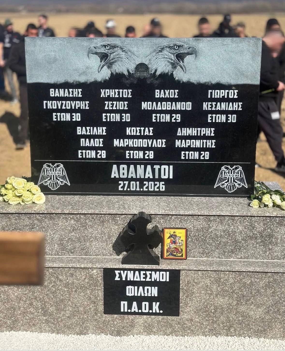 Doi suporteri ai echipei PAOK Salonic, prezenți în Timiș pentru comemorare, în amintirea tinerilor pierduți în tragic La aproape două luni de la tragedia care a zguduit județul Timiș, un eveniment solemn a reunificat comunitățile de suporteri din România și Grecia, într-un gest de solidaritate și respect pentru tinerii care și-au pierdut viața într-un accident rutier