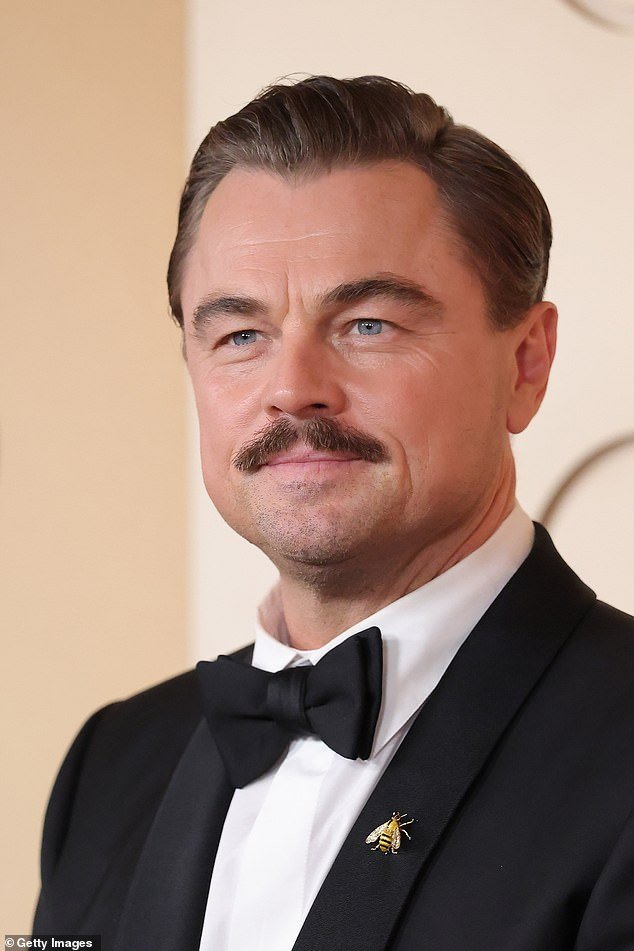 Leonardo DiCaprio a atras atenția publicului și a criticilor deopotrivă la ceremonia Oscarurilor de duminică, nu doar prin nominarea sa pentru rolul din „One Battle After Another”, ci și prin schimbările sale de look destul de neașteptate