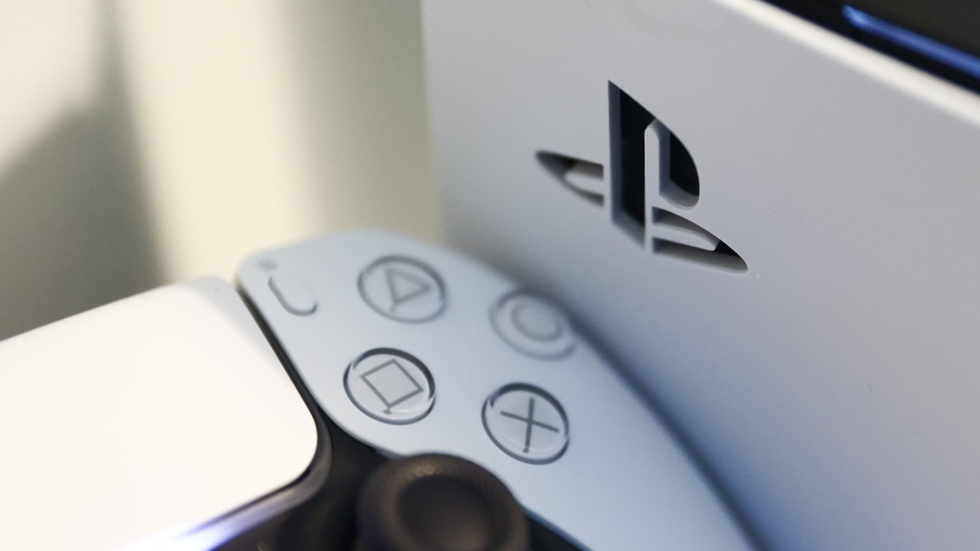Sony anunță majorări de preț pentru consolele PlayStation 5, motivată de condițiile economice globale Sony a decis să crească din nou prețurile pentru consolele sale flagship PlayStation 5, în urma unor presiuni din partea pieței internaționale, fiind a doua ajustare de acest gen în mai puțin de un an