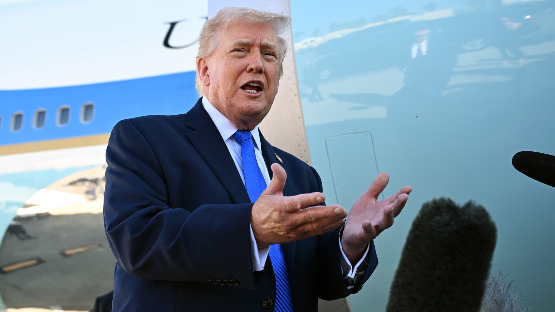 Donald Trump anunță amânarea loviturilor asupra Iranului și vorbește despre negocieri directe Președintele american Donald Trump a făcut, luni, o declarație surprinzătoare despre intenția să de a putea ajunge la o înțelegere cu Iranul, după ce anterior a trimis indicații clare că SUA ar putea intreprinde lovituri militare
