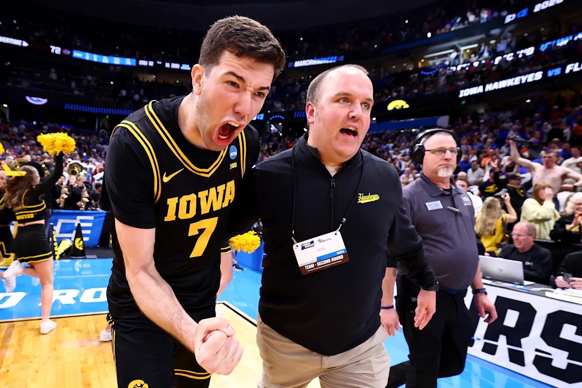 Împărăția baschetului universitar american a avut parte, duminică, de o adevărată surpriză, după ce 16 echipe s-au calificat pentru faza următoare a turneului NCAA, în ciuda așteptărilor și a favoriților din top