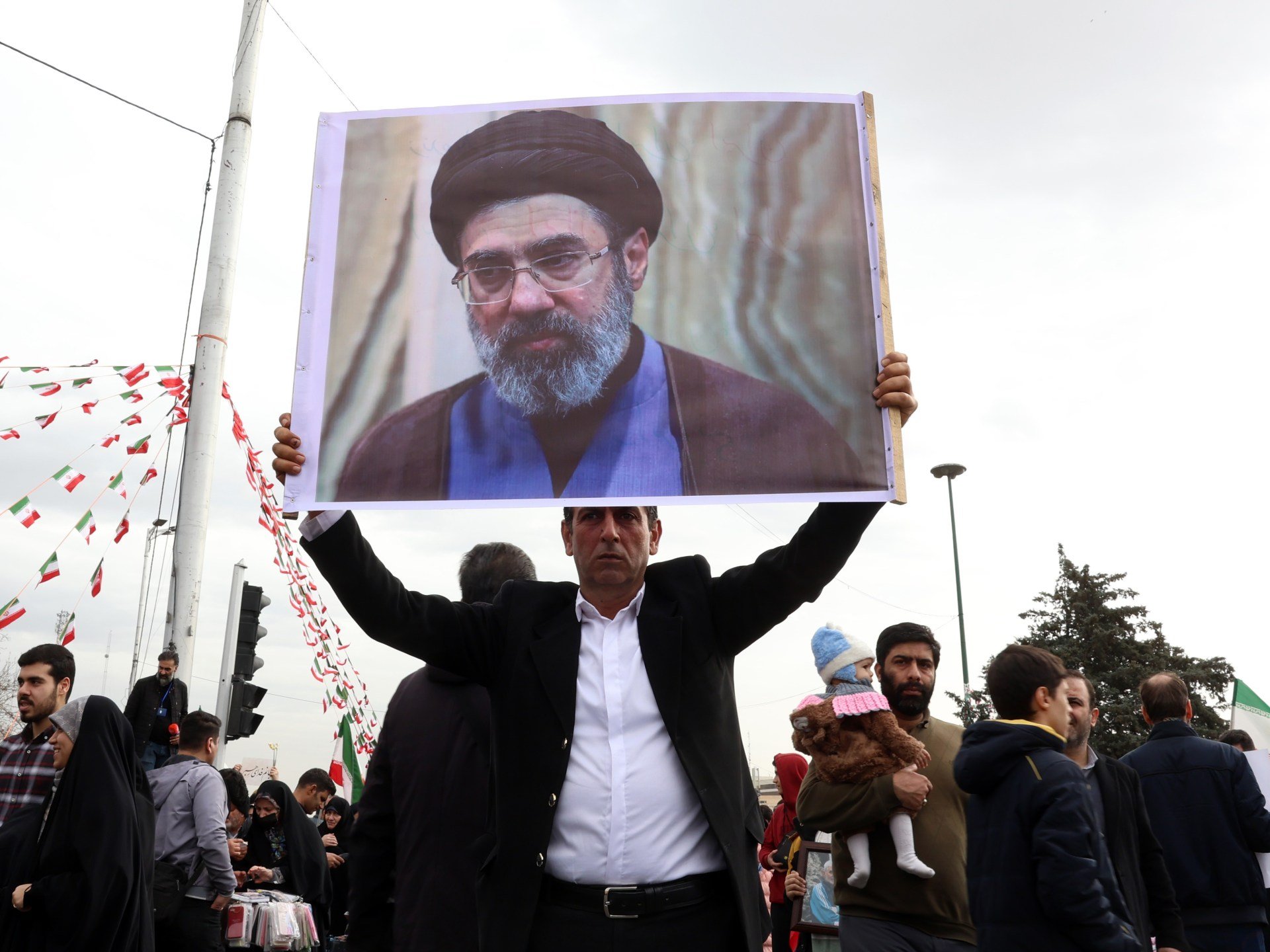 Mojtaba Khamenei, fiul cel mai tânăr al Ayatollahului Ali Khamenei, a fost desemnat noul lider suprem al Iranului după ce tatăl său a fost ucis în cadrul atacurilor aeriene declanșate de SUA și Israel, inițiind astfel o etapă crucială în evoluția politicii din Teheran