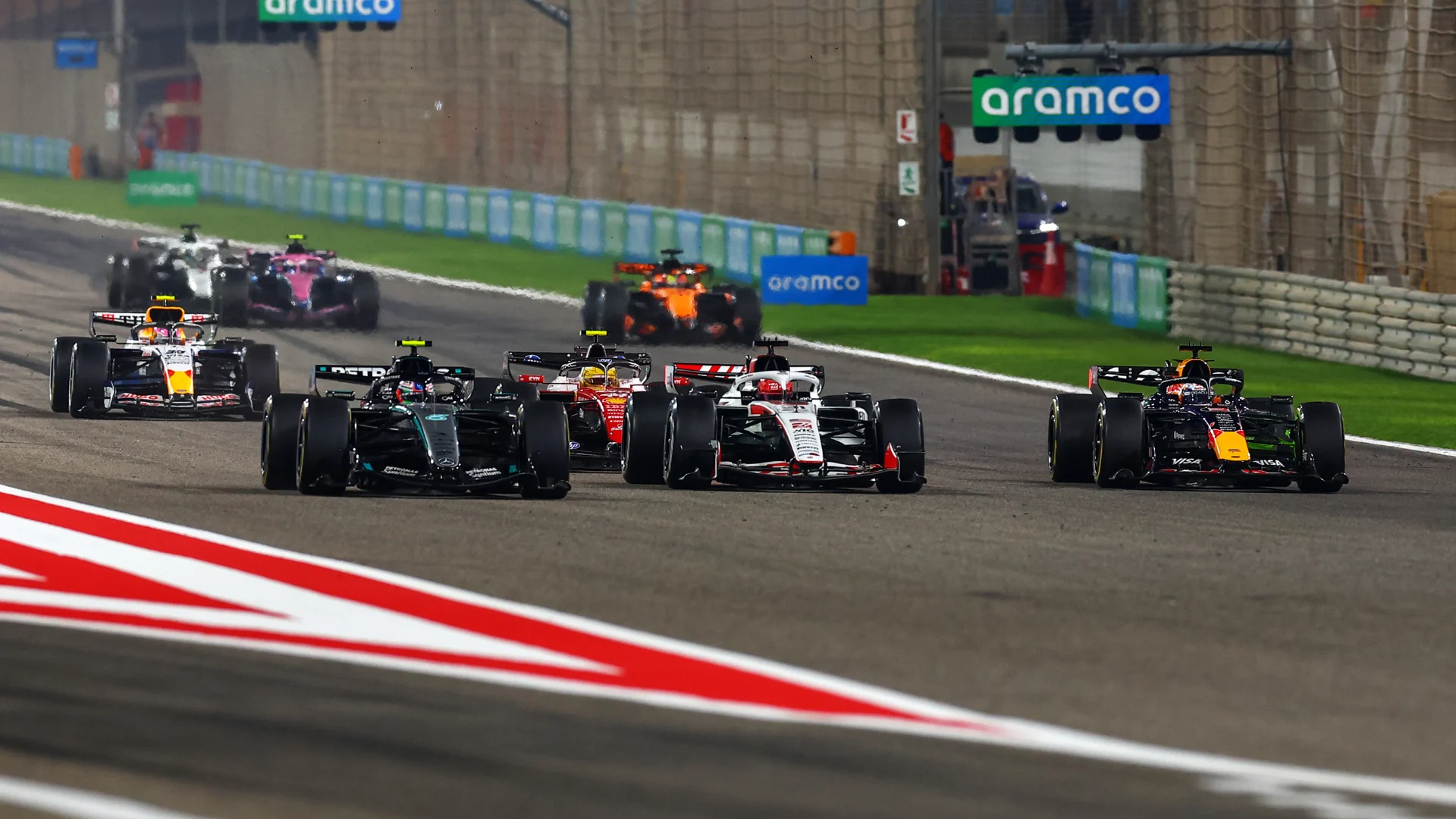 Anul 2026 marchează o schimbare radicală în lumea Formula 1, odată cu noile reguli pentru motoare și aerodinamica mașinilor În 2026, Formula 1 urmează să intre într-o epocă nouă, cu mașini mai compacte, mai ușoare și mai eficiente din punct de vedere energetic