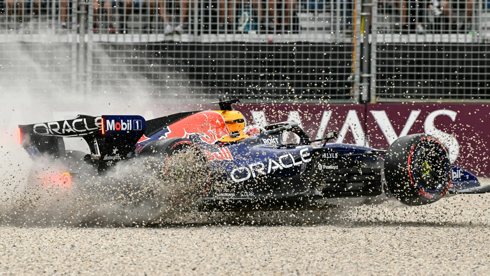 Max Verstappen a trăit un moment neașteptat și tensionat în debutul saționului de calificări de la Marele Premiu al Australiei, campionul mondial fiind implicat într-un incident bizar care l-a dus în parapet, un fenomen complet neobișnuit pentru pilotul redutabil al echipei Red Bull