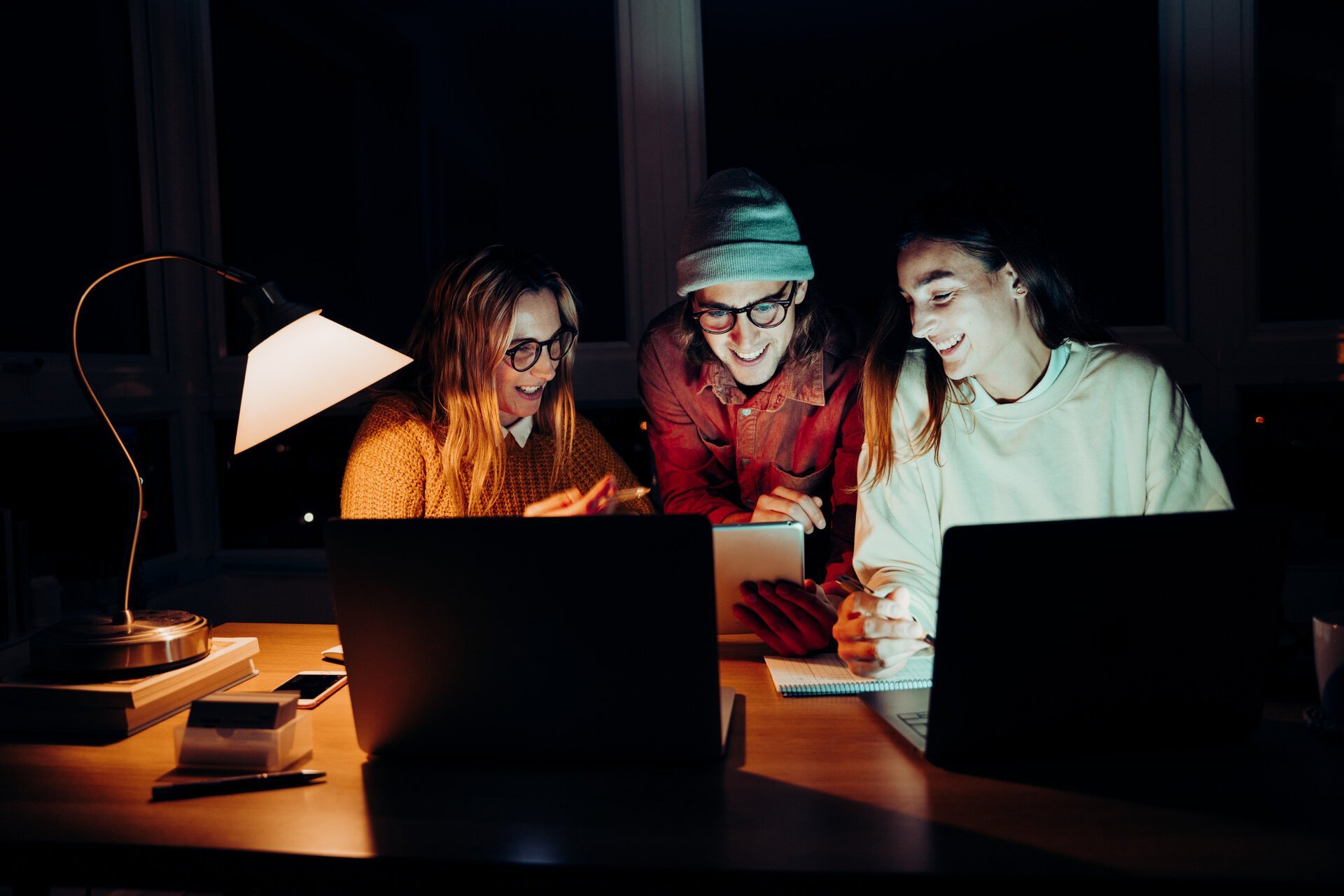 Tinerii din generația Z au dat peste o nouă modă socială: Admin Night, o combinație între tradiționalul “menaj” de apartament și noile realități ale uneia dintre cele mai dinamice și adaptabile categorii de consumatori