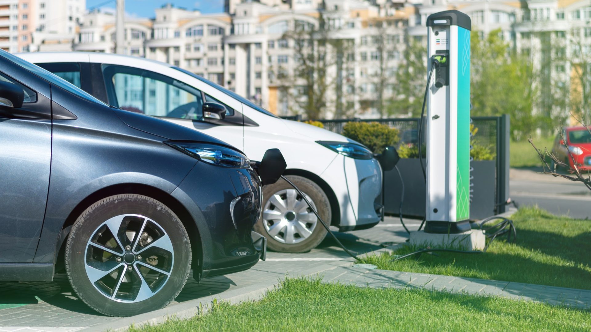Numărul mașinilor electrice și hibride din București depășește spațiile de parcare publice, Ciucu vrea eliminarea gratisului