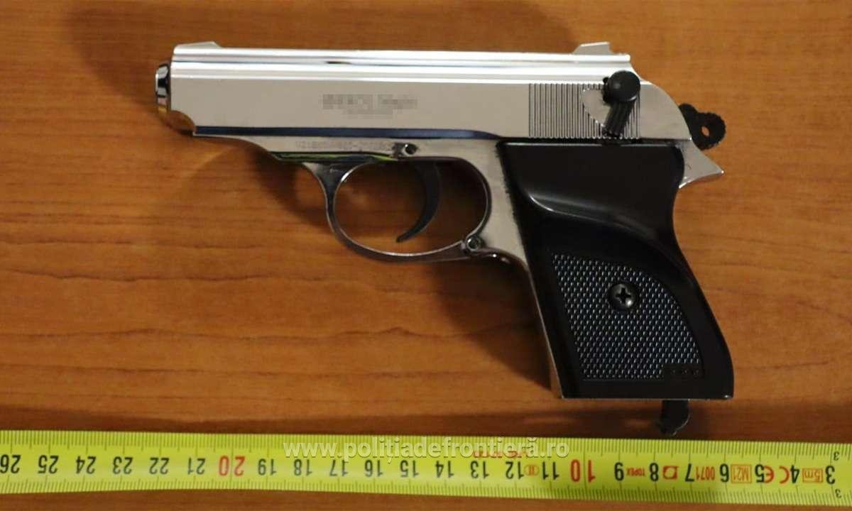 Polițiștii de frontieră din Giurgiu au interceptat un bulgar în timp ce încerca să introducă în România un pistol cu gaz, fără documente legale, într-un control rutier de rutină care s-a încheiat cu descoperirea unor bunuri interzise