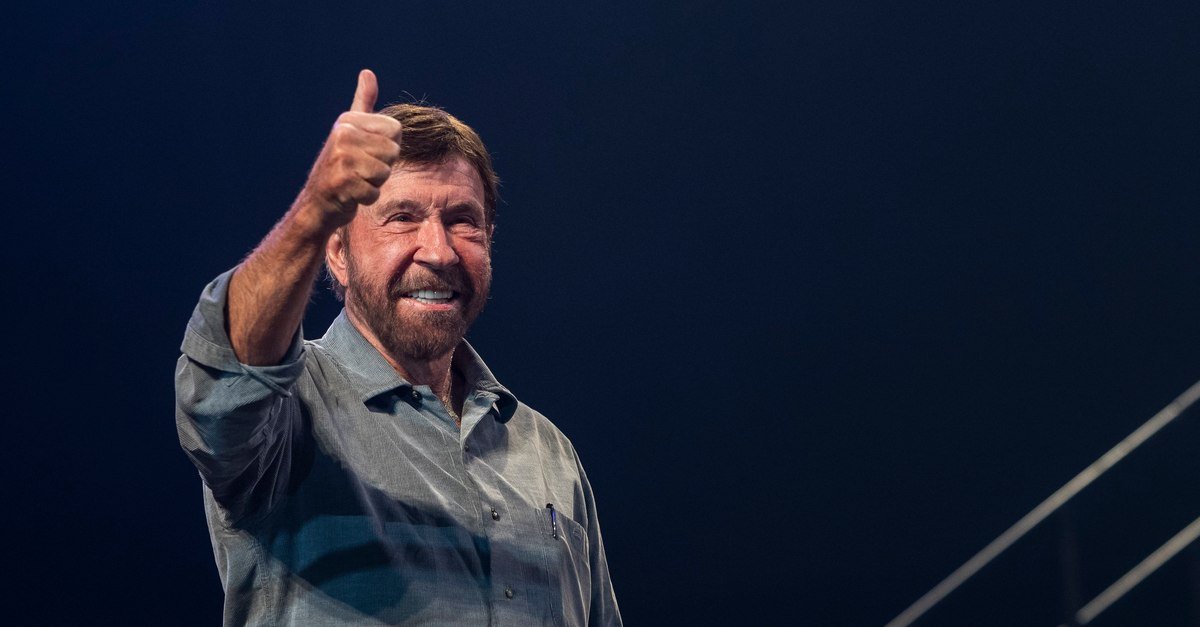Astăzi, 10 martie 2026, lumea dosarului hollywoodian și a culturii pop a sărbătorit încă o dată trecerea celor 86 de ani a lui Chuck Norris, legendarul actor de acțiune și simbol al perseverenței