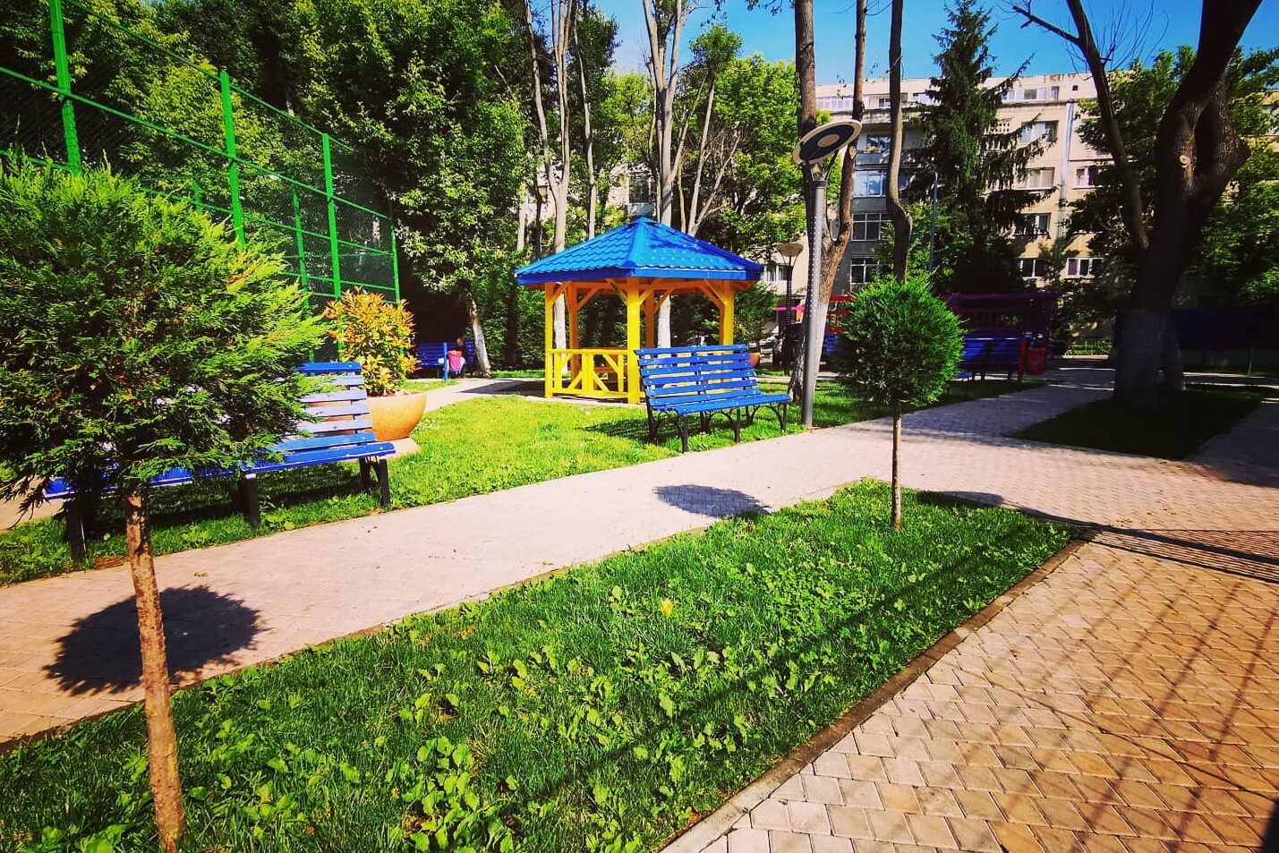 Proiect controversat în Sectorul 4: cumpărare masivă de foișoare și arbori de aproape 60 de milioane de lei Situație tensionată în Sectorul 4 al Capitalei, unde compania municipală Totul Verde, deținută de Primăria Sectorului 4, se pregătește să execute investiții de proporții în amenajarea urbană