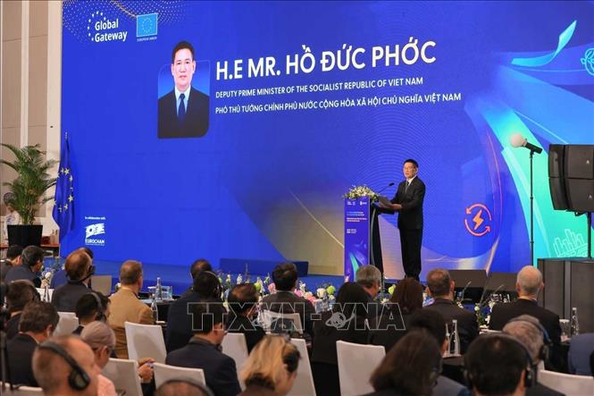 Vietnam și UE intensifică cooperarea în domeniul energiei și infrastructurii Vietnam și Uniunea Europeană au consolidat recent parteneriatul strategic prin semnarea unui nou acord, în cadrul unei ceremonii oficiale la Hanoi, la care au fost prezenți viceprim-ministrul Ho Duc Phoc și comisarul european pentru parteneriate internaționale, Jozef Síkela