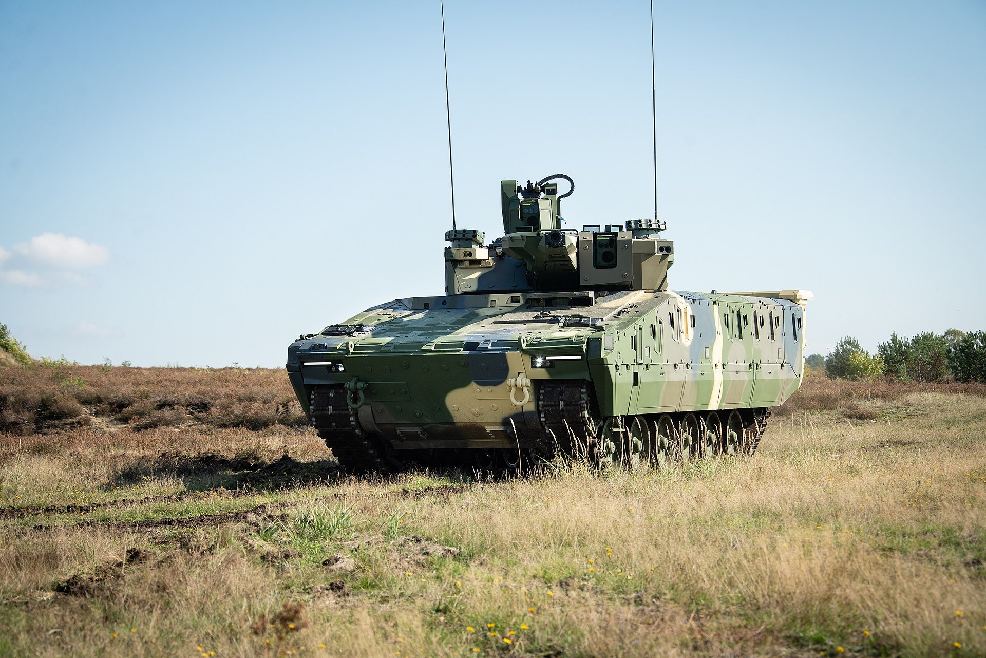 România se află în fața unui test crucial pentru modernizarea forțelor sale militare: consultări cu Rheinmetall pentru achiziția blindatelor România își pregătește terenul pentru cea mai amplă modernizare a forțelor sale terestre din ultimele decenii, dar sunetul negocierilor delicate de la nivel înalt semnalează potențiale provocări
