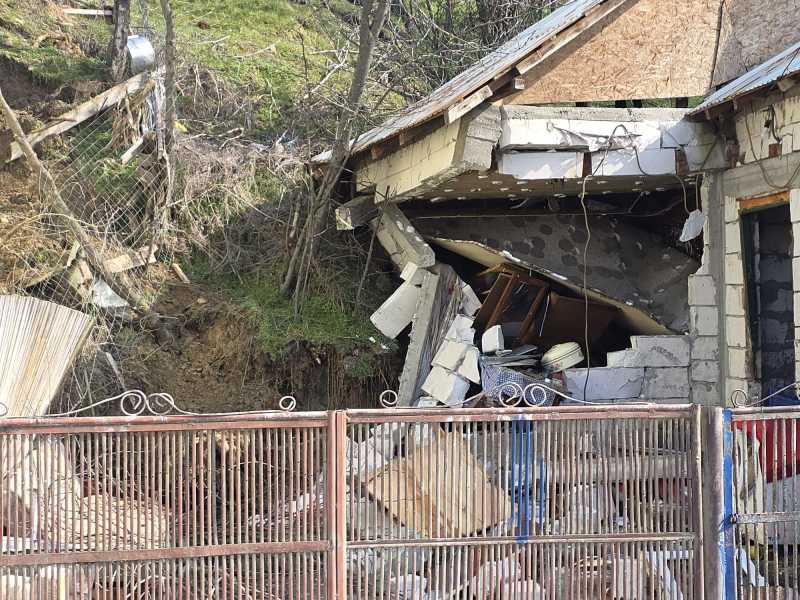 Alunecări de teren pe strada Grădiște din Slatina au dus, miercuri, la evacuarea preventivă a șapte familii și la oferirea unor ajutoare de urgență în valoare de 2.500 de lei pentru fiecare familie afectată