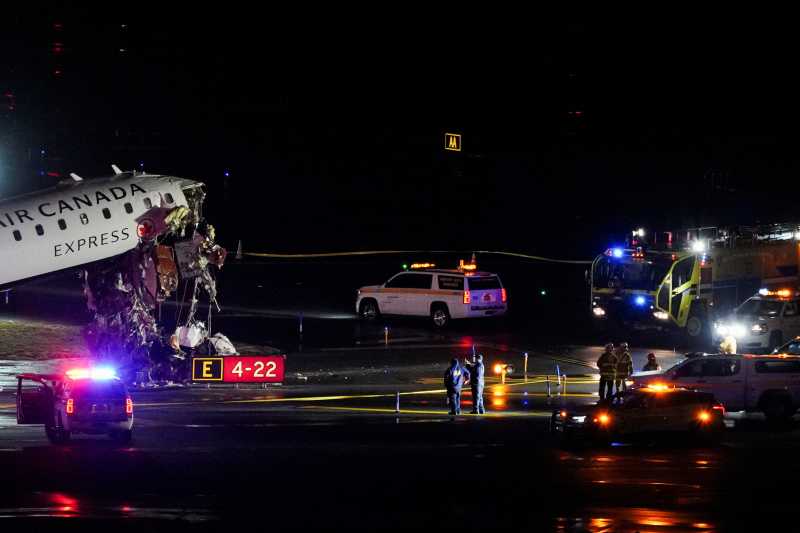 Avion și vehicul izbire pe pista de la LaGuardia, New York