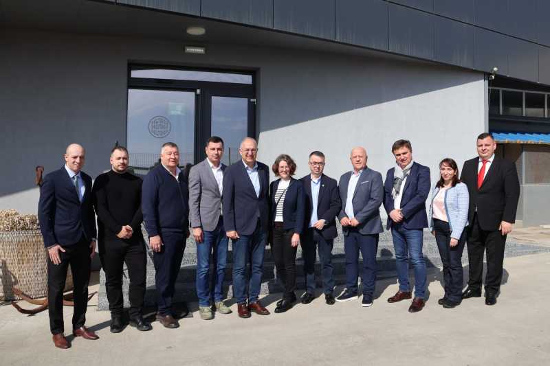 Tulcea: Comisarul european pentru Oceane și Pescuit, în vizită la o fabrică de produse piscicole din Deltă Comisarul european pentru Oceane și Pescuit, Costas Kadis, a efectuat recent o vizită la Tulcea pentru a discuta despre finanțarea proiectelor din domeniul pisciculturii, precum și despre potențialul economiei locale în sectorul acvaculturii