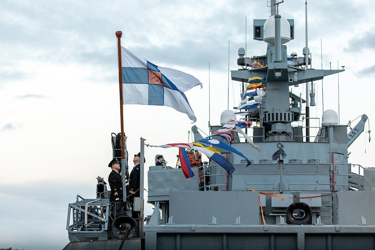 Finlanda pregătește un nou punct strategic pentru consolidarea apărării naționale și alinierea la valorile NATO Într-un pas semnificativ pentru întărirea poziției sale defensive în contextul incertitudinii geo-politice din regiunea Mării Baltice, Finlanda a anunțat oficial intenția de a înființa o nouă unitate de control și comandă în apropierea capitalei sale, Helsinki