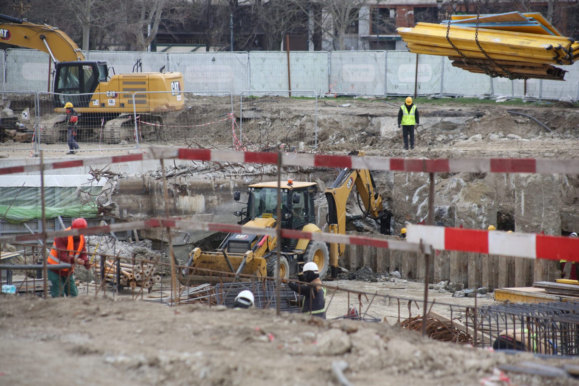 Lucrările de la Planșeul Unirii avansează, însă provocările legate de descoperirile arheologice din zonă continuă să pună probleme autorităților locale și naționale
