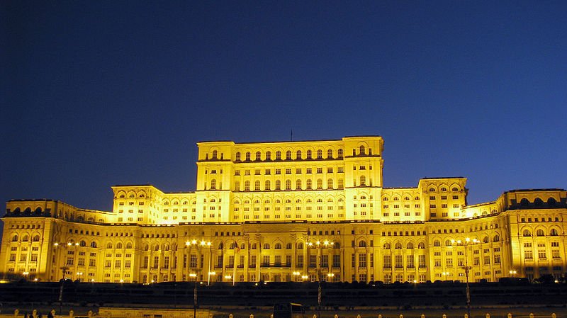 Palatul Parlamentului a fost luminat în culoarea galben, marți seara, între orele 20:00 și 24:00, pentru a marca încheierea Lunii de conștientizare a endometriozei