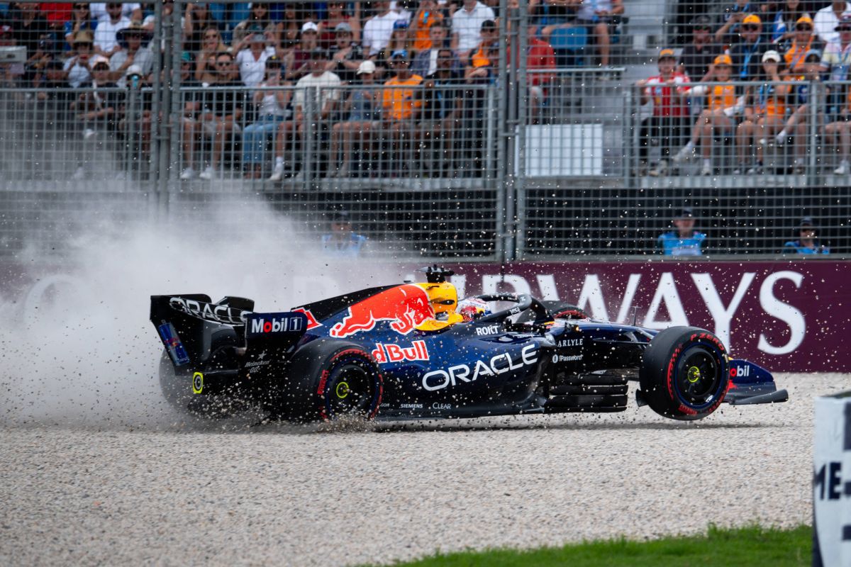 Max Verstappen a avut parte de un start dificil în calificările pentru Marele Premiu al Australiei, după ce a fost implicat într-un accident serios ce i-a pus în pericol sesiunea de pregătire