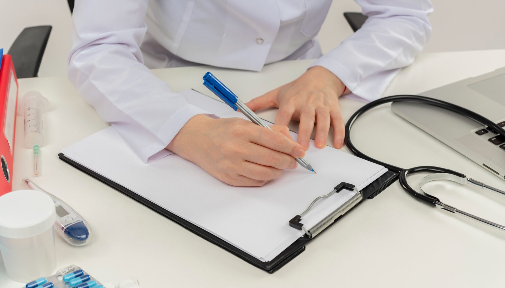 Primăria Sectorului 2 a desfășurat recent o anchetă amplă privind modul în care angajații administrației locale gestionează acordarea concediilor medicale, descoperind nereguli ce au atras mai multe sancțiuni financiare