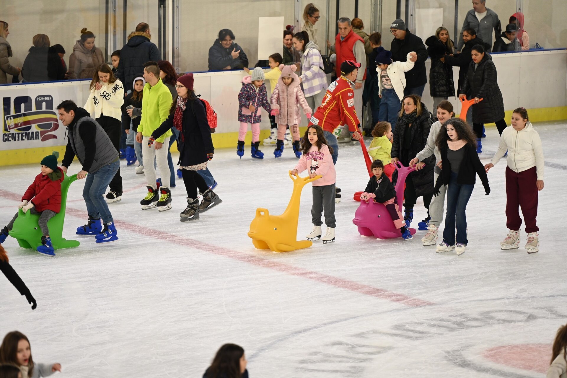 Patinoar modern în Sectorul 5: Berceni Arena își deschide porțile pentru public în acest weekend Bucureștenii pasionați de sporturile iarna pot începe sezonul de patinaj cu o experiență off-school la Berceni Arena, cel mai nou și modern patinoar din Sectorul 5, inaugurat în august 2024