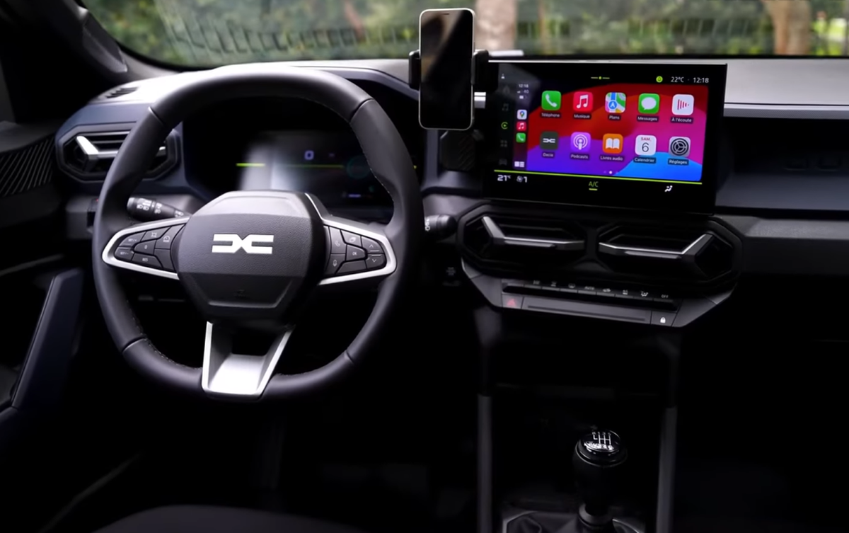 Dacia dezvăluie oficial numele noului său crossover compact: Striker Dacia anunță oficial numele noului model de segment C, un crossover break denumit Striker, urmând să fie primul dintre cele două modele pe care marka românească le va lansa în 2026