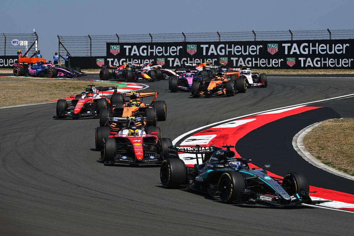 George Russell câștigă cursa de Sprint de la Shanghai, Mercedes dominând startul sezonului George Russell (Mercedes) a triumfat în cursa de Sprint de la Shanghai, confirmând forma excelentă a echipei germane în debutul sezonului de Formula 1