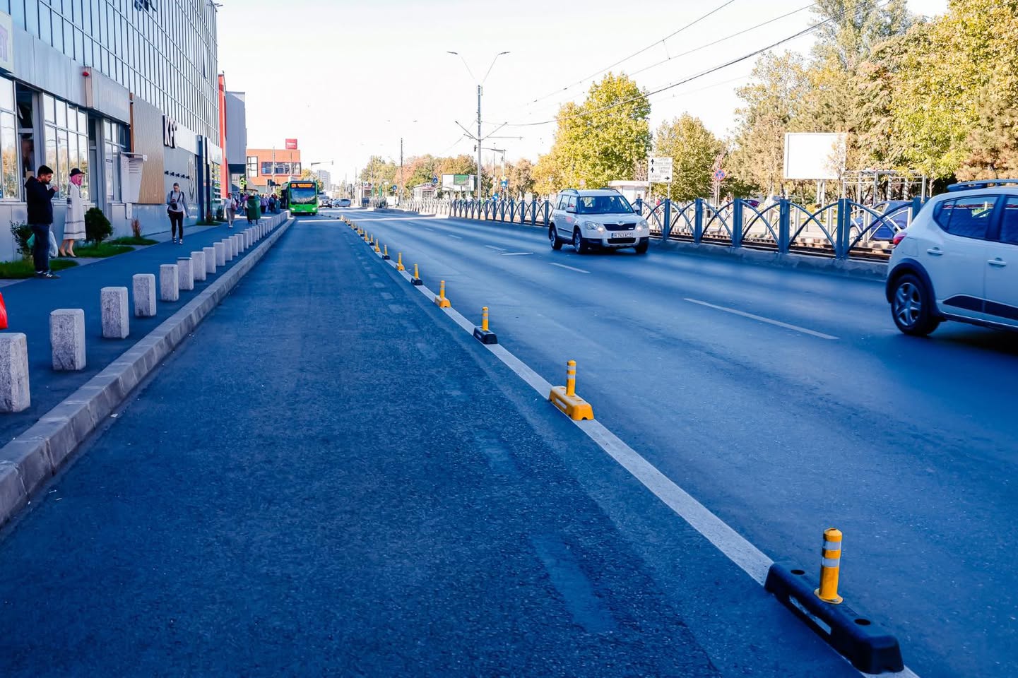 Primăvara aduce schimbări importante în traficul din București, odată cu inaugurarea unor benzi unice destinate transportului public în zone aglomerate, precum și introducerea unei stații noi de autobuz la Piața Eroii Revoluției