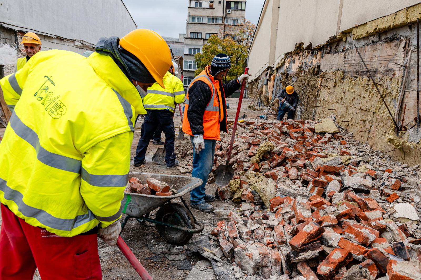 Primarul Capitalei, Ciprian Ciucu, a anunțat recent, printr-o postare pe Facebook, că autoritatea administrației a început să își pună în aplicare planurile de remediere a problemelor legate de construcțiile ilegale din centrul orașului