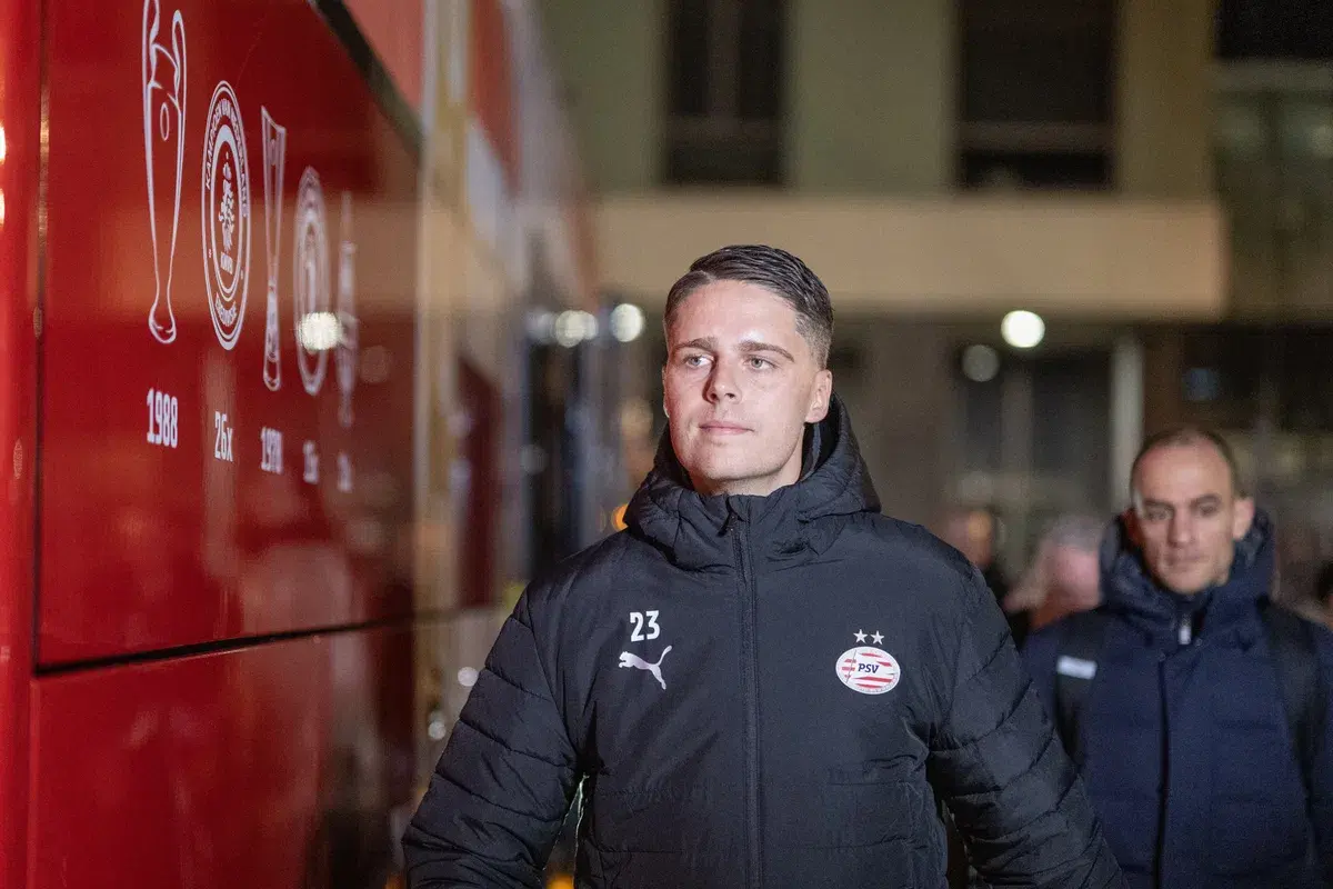 Absenteismul lui Veerman afectează planurile lui Peter Bosz în partida PSV – NEC O absență neașteptată a lui Veerman în partida de sâmbătă a PSV împotriva echipei NEC Nijmegen a generat schimbări în formula antrenorului Peter Bosz, afectând strategia de joc a formației localnice
