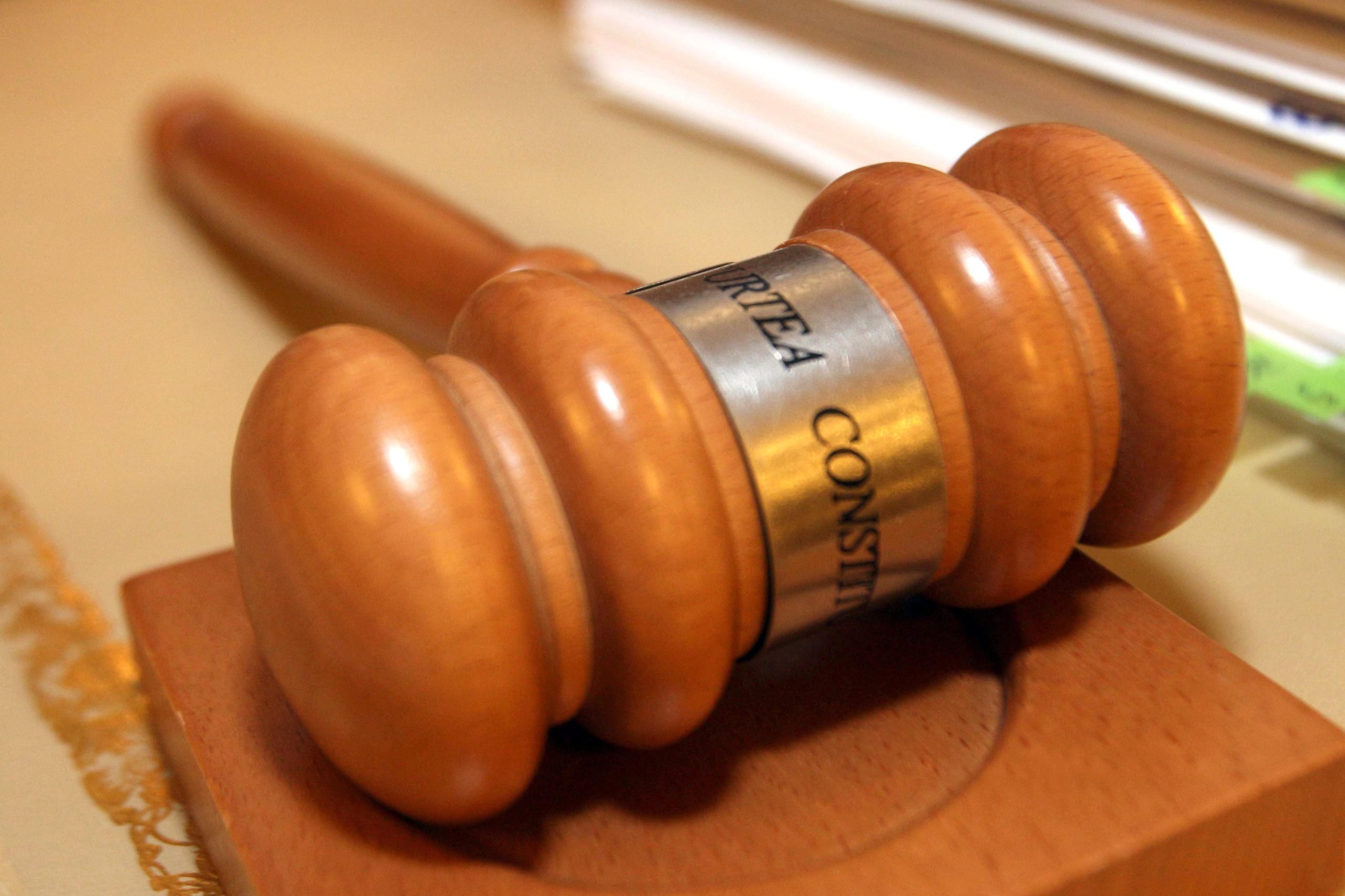 Avocatul Poporului contestă la Curtea Constituțională reforma administrației locale aprobată de primarul Bolojan Ostentație legală și politică sau reformă administrativă menită să eficientizeze administrația locală? În centrul acestei întrebări se află recentul demers al Avocatului Poporului, Renate Weber, care a contestat la Curtea Constituțională o serie de prevederi ale reformei administrației publice introduse de primarul Ovidiu Bolojan în Alianța pentru Dezvoltare Regională (ADR)