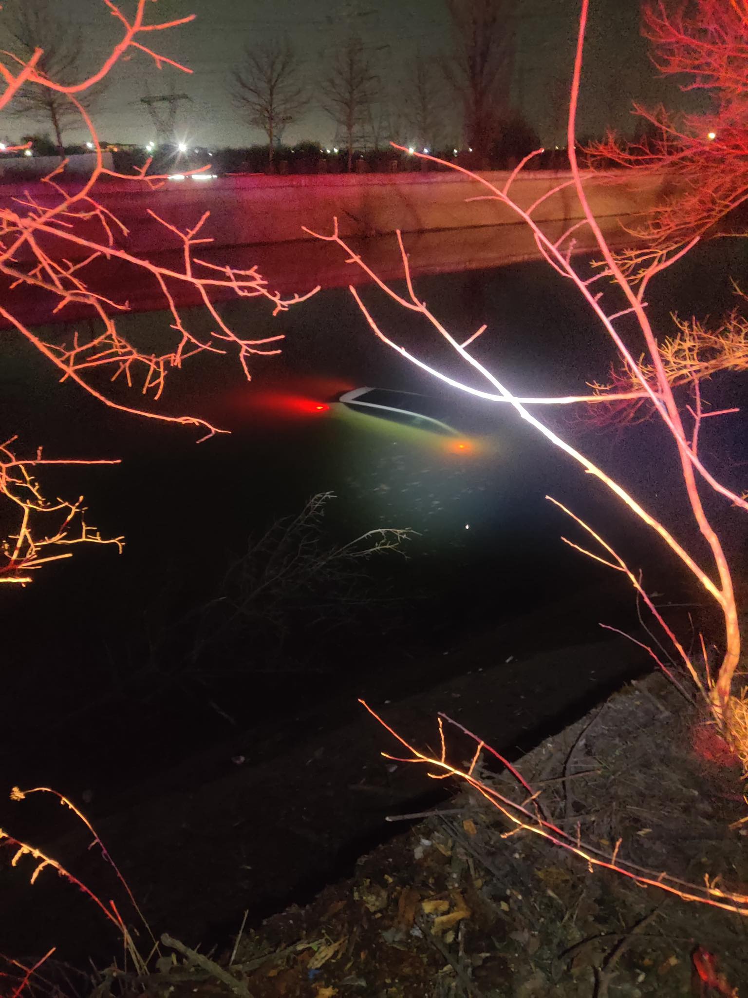 Mașină în apă pe Splaiul Unirii – șofer nevătămat