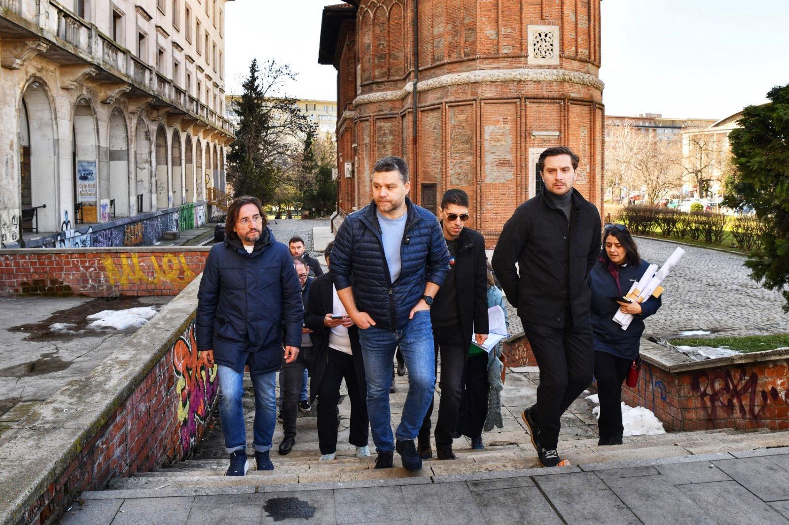 Astăzi, primarul general al Capitalei, Ciprian Ciucu, a condus un tur pe străzile din centrul orașului pentru a evalua personal starea infrastructurii urbane și a identifica zonele care necesită intervenții urgente