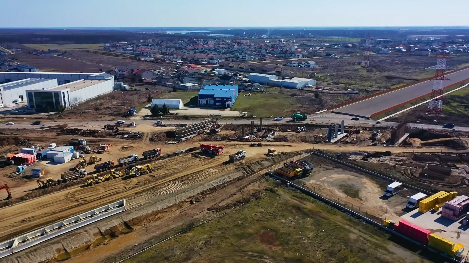 Autostrada A0 din estul Bucureștiului, una dintre cele mai așteptate și discutate proiecte rute naționale de către drumari și șoferi, continuă să fie marcată de întârzieri semnificative, în ciuda existenței unor termene contractual asumate de constructori