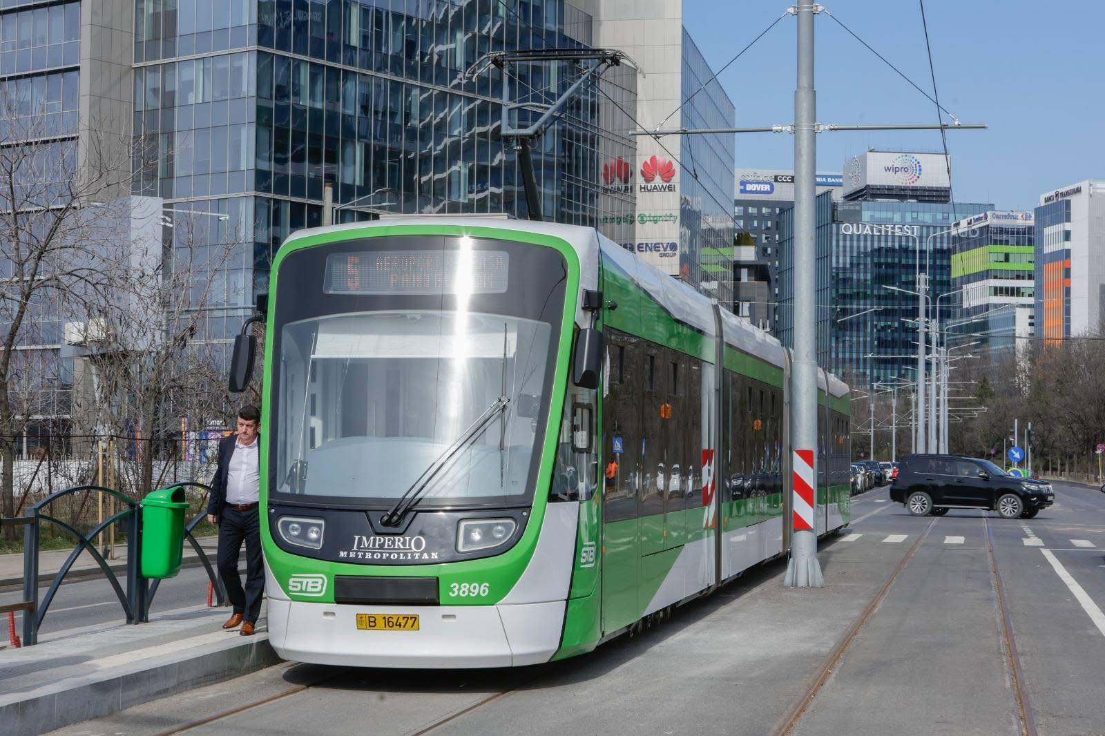 București, 25 martie 2023 – După mai bine de doi ani de lucrări de reabilitare, tramvaiul 5 și-a reluat circulația pe traseul modernizat, marcând un pas important în dezvoltarea infrastructurii de transport public din capitală