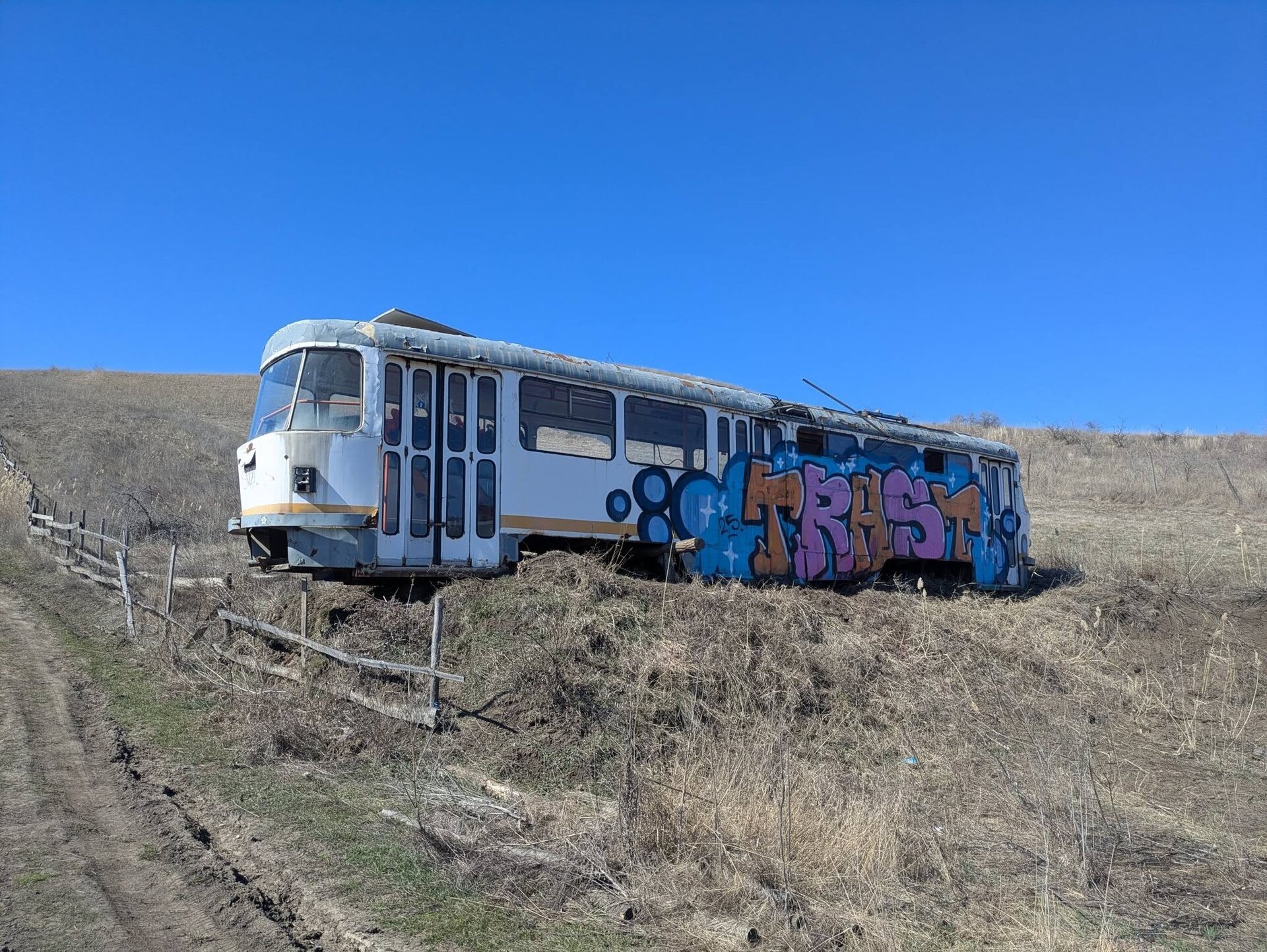 Un tramvai vechi de peste 50 de ani, odată emblematic pentru străzile Bucureștiului, a devenit o adevărată atracție turistică în zona Vulcanilor Noroioși, însă starea sa de degradare este tot mai evidentă
