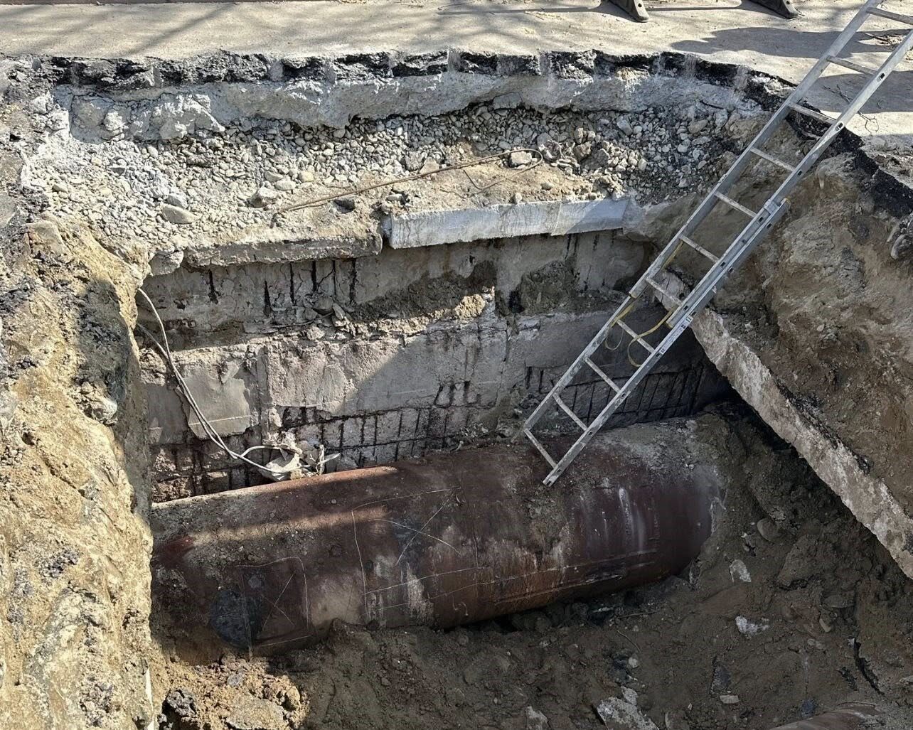 Stradă surpată la Mihai Bravu: pericol și intervenții rapide pentru siguranța traficului Un incident neașteptat a avut loc pe Șoseaua Mihai Bravu, în dreptul numărului 307, unde carosabilul s-a surpat, afectând o porțiune semnificativă și generând restricții temporare de circulație