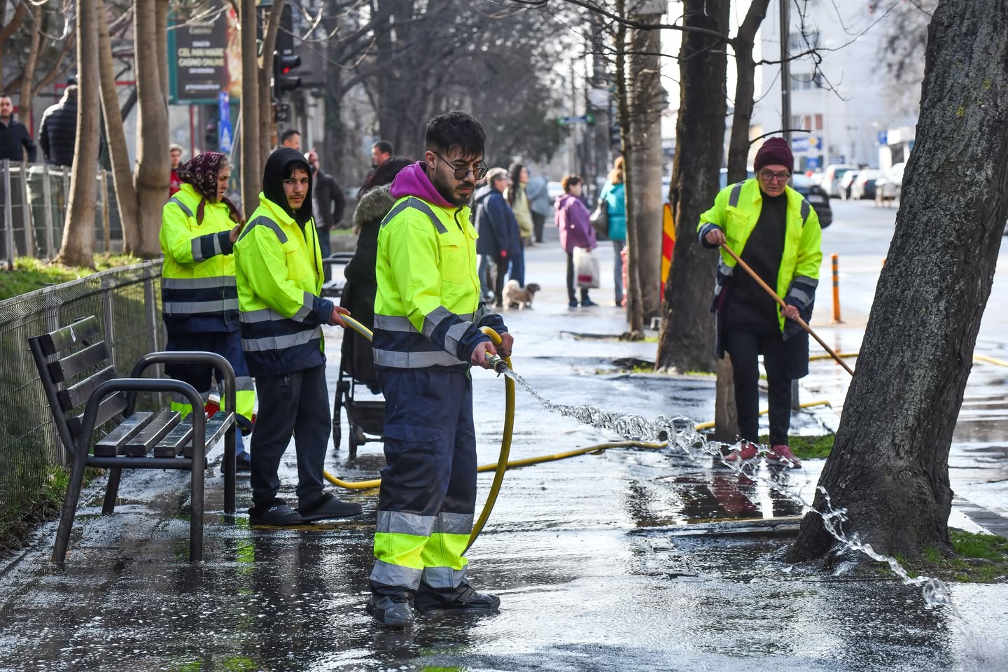 Primăvara aduce cu ea nu doar o atmosferă de reînnoire, ci și o acțiune intensă de curățenie în Capitală, începutul fiind dat de autoritățile din Sectorul 6