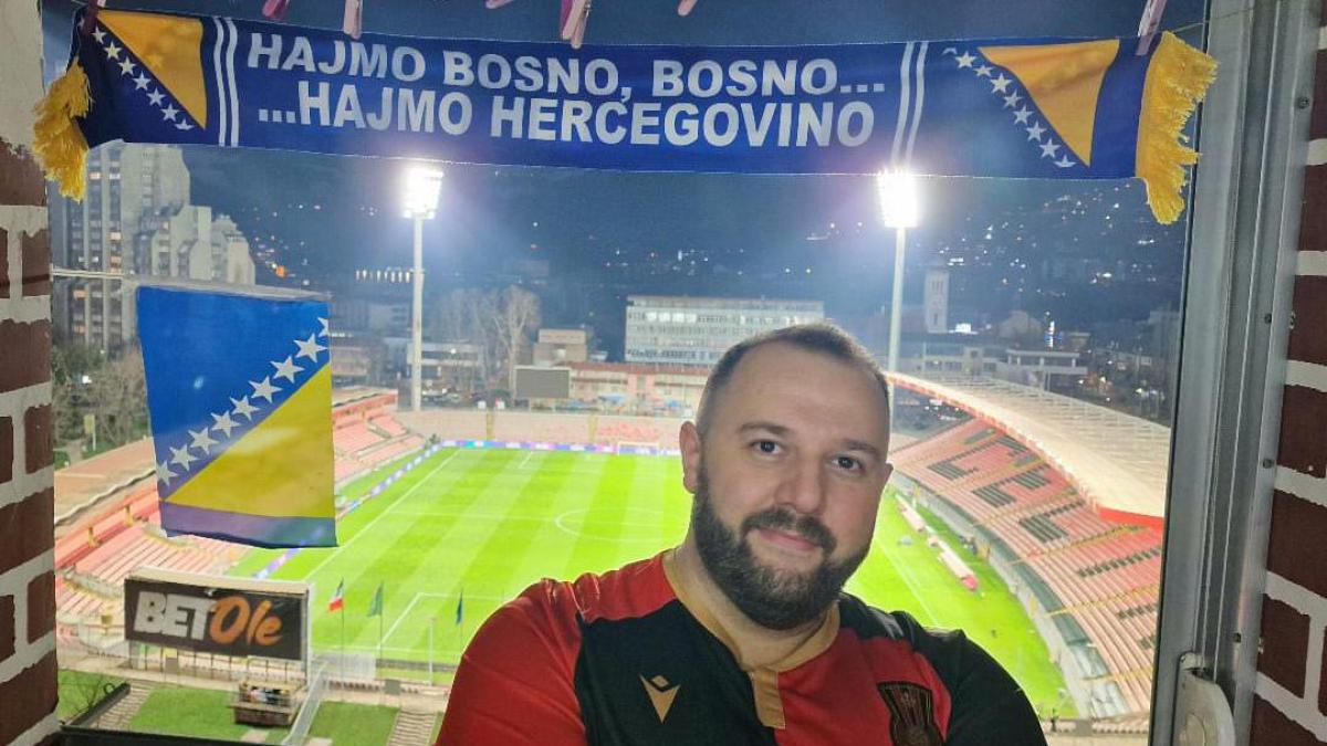 Un balcon din Zenica, scena unor oferte neobișnuite pentru un eveniment mondial Dino Mujanovic, locatar al unui imobil cu vedere spre stadionul Bilino Polje din Zenica, a devenit recent subiectul unui fenomen neobișnuit