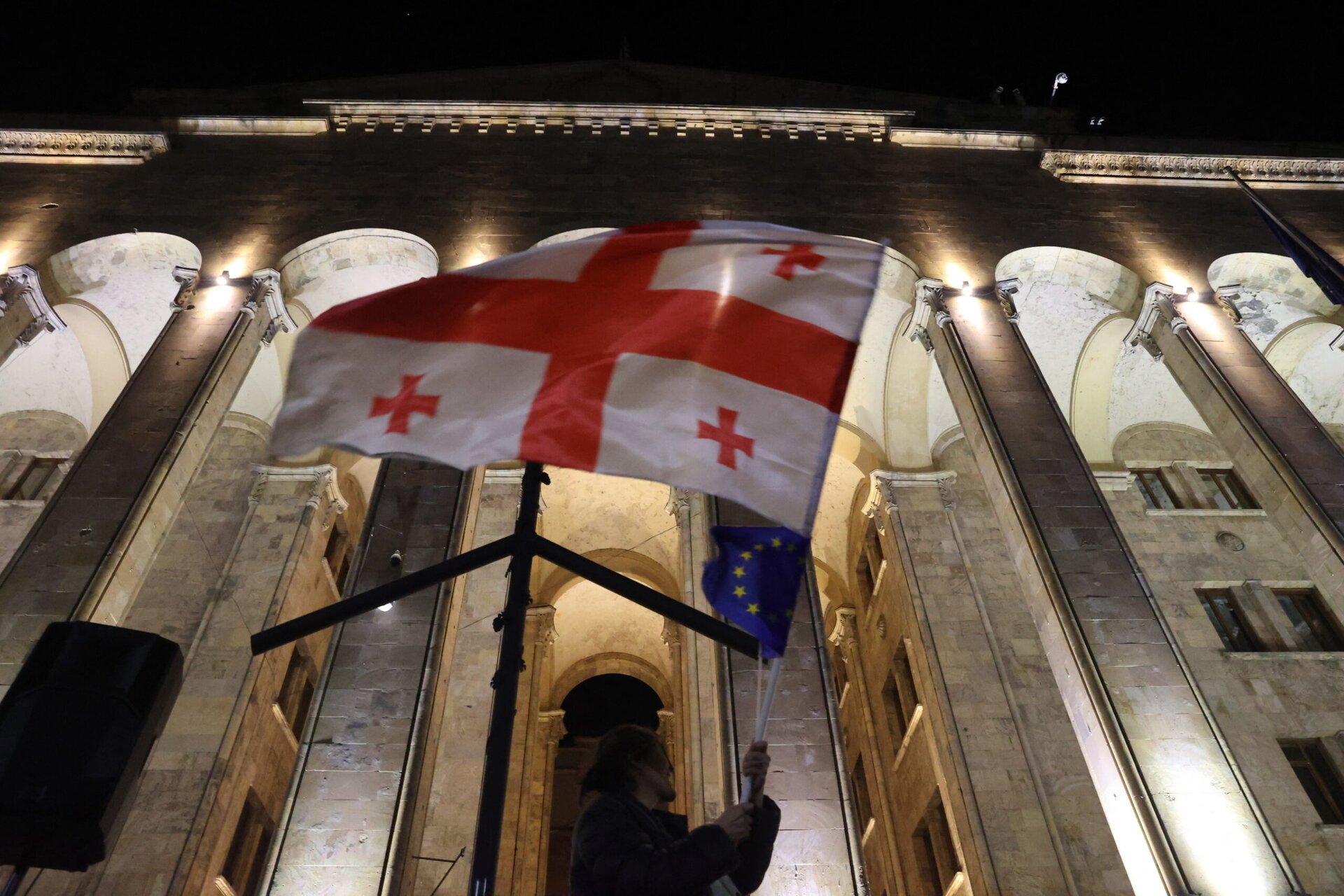 UE suspendă privilegiile de călătorie ale oficialilor georgieni în semn de protest față de regresul democratic Uniunea Europeană a decis recent să suspende privilegiile de călătorie fără viză pentru diplomații, oficialii guvernamentali și miniștrii din Georgia, o măsură menită să atragă atenția asupra deteriorării statului de drept în această țară