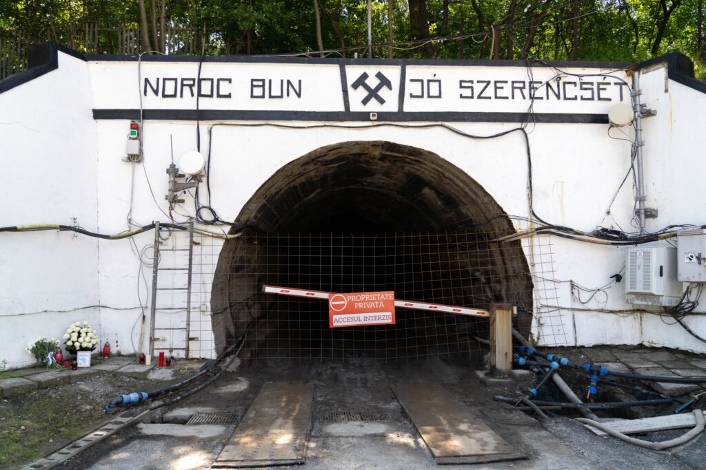 Situație de urgență la Praid: Autoritățile mențin măsurile de siguranță în urma fenomenului hidrologic Comuna Praid, celebră pentru salina sa și peisajele spectaculoase ale Canionului de Sare, se află sub o stare de alertă determinată de recentele fenomene naturale