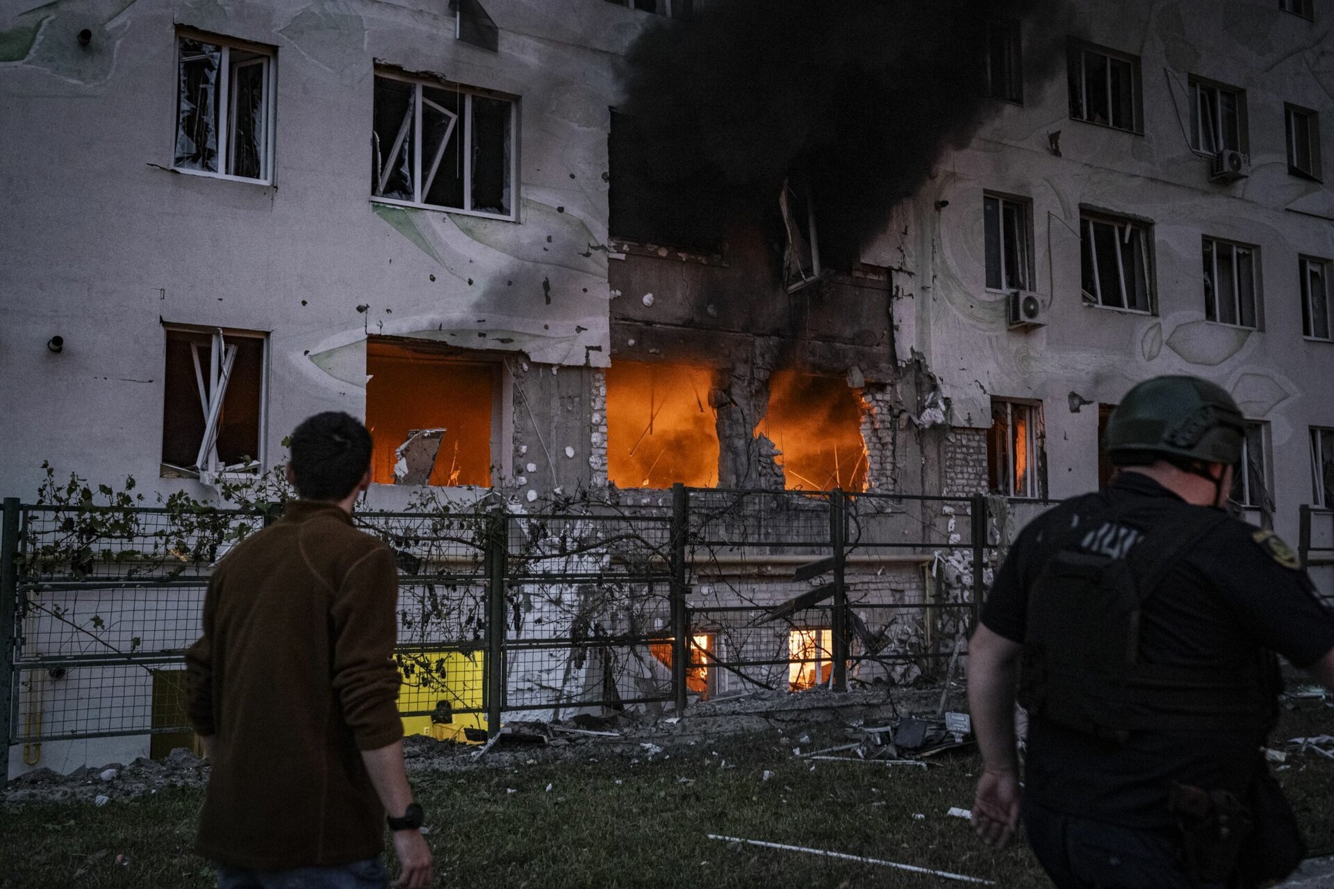 Explozie devastatoare în Harkov: bilanț tragic de victime și zi de doliu anunțată de autorități O tragedie de proporții a zguduit orașul Harkov, în estul Ucrainei, după ce o clădire rezidențială din districtul Kyivskyi a fost lovită cu rachete, provocând moartea a cel puțin șapte persoane și rănirea altor zece, inclusiv trei minori