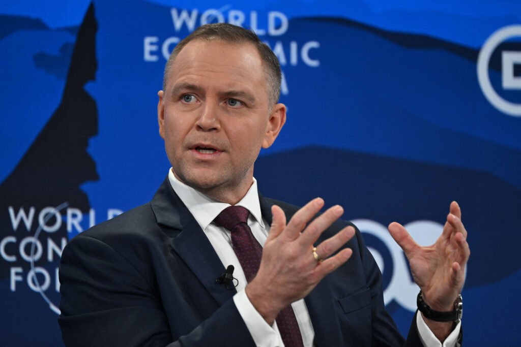 Polonia a adoptat joi o nouă legislație menit să reducă progresiv beneficiile sociale pentru refugiații ucraineni, o decizie ce marchează o schimbare semnificativă în politikile de sprijin pentru acest grup, la peste patru ani de la începutul invaziei Rusiei în Ucraina