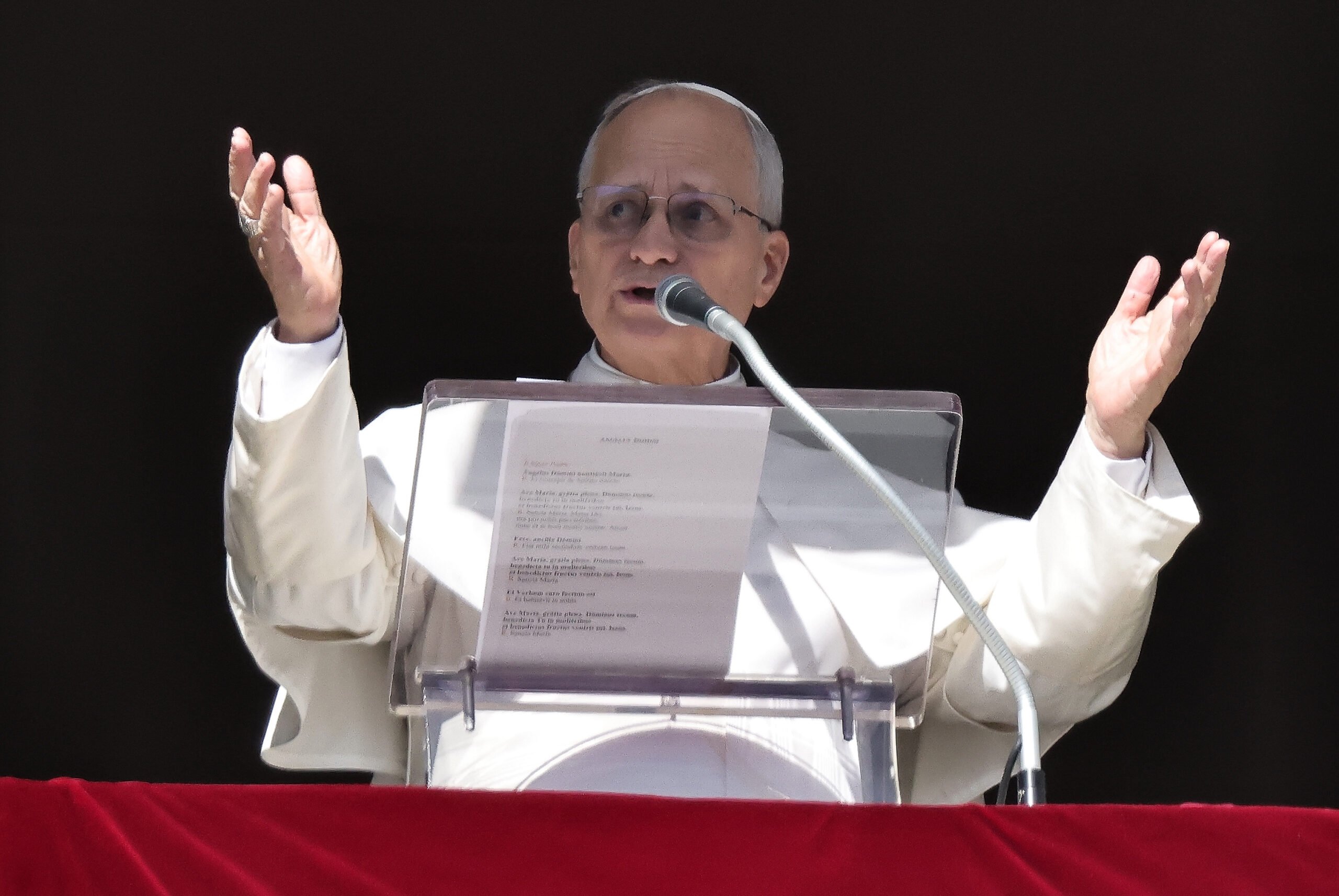 Papa Leon al XIV-lea face apel la încetarea violenței în Orientul Mijlociu: „Să se oprească bomba și să înceapă dialogul” Într-un mesaj plin de urgență și speranță, Suveranul Pontif a intervenit duminică în fața zecilor de mii de credincioși prezenți în Piața Sfântul Petru, făcând apel la toate părțile implicate în conflictele arzătoare din Orientul Mijlociu să își respingă retorica violenței și să își redeschidă drumul dialogului
